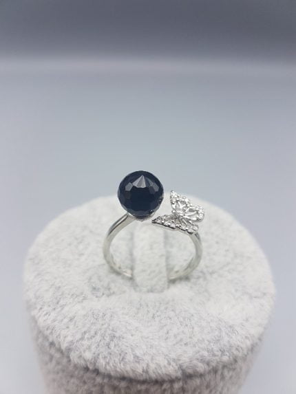 Un anello in argento sterling con una pietra di onice nera.