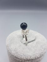 Un ANELLO CON ONICE NERA E FARFALLA con una pietra di onice nero.