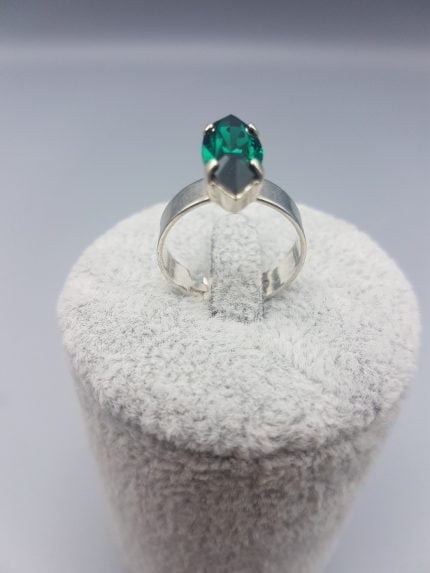 Anello in argento con ANELLO CON SWAROVSKI VERDE SCURO.