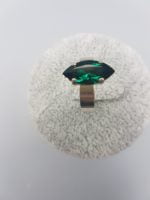 An anello con Swarovski verde scuro con pietra verde smeraldo.