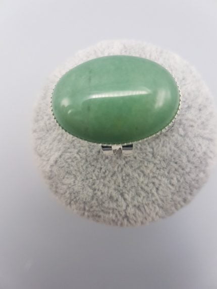 ANELLO DI AVVENTURINA VERDE OVALE 25X18 su fondo bianco.