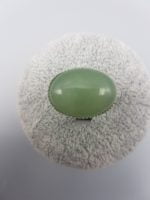 Un ANELLO DI AVVENTURINA VERDE OVALE 18X13 su fondo bianco.