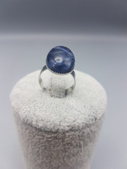 ANELLO DI SODALITE OVALE 18X13 in argento con zaffiro blu.