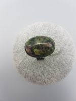 ANELLO DI ZOISITE RUBINO OVALE 18X13 su fondo bianco.
