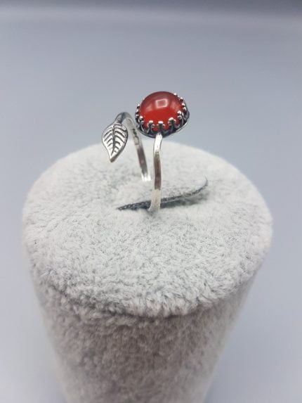 Un Anello di Corniola Rossa con Foglia con pietra rossa e foglie.