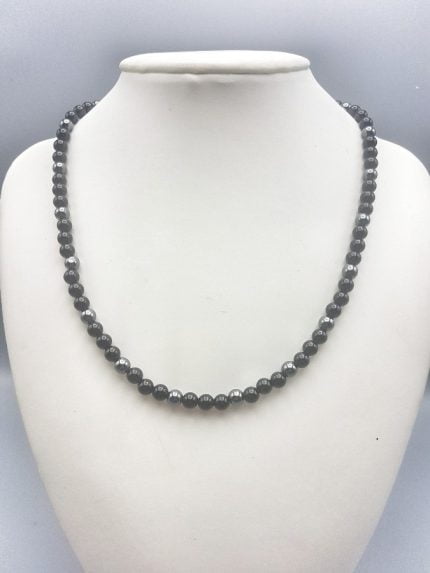 A COLLANA UOMO CON ONICE NERA ED EMATITE DA 6 MM collana di perline su manichino.