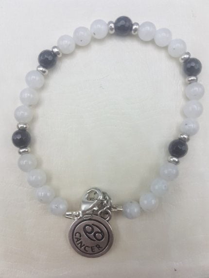 Bracciale BRACCIALE DA UOMO CON PIETRA DI LUNA E ONICE NERA con perline bianche e nere con ciondolo in argento.