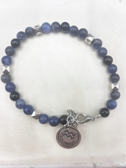 A BRACCIALE DA UOMO SODALITE E ONICE NERA CON CIONDOLO DELL'ACQUARIO con pietra blu e charm in argento.