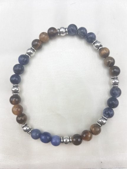 A BRACCIALE DA UOMO CON SODALITE E OCCHIO DI TIGRE ELASTICO con perline blu, marroni e argento.