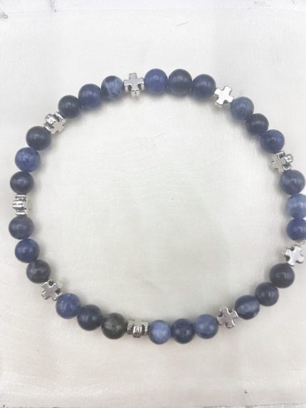 A BRACCIALE DA UOMO CON SODALITE ELASTICO con perline blu e argento.