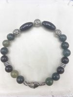 Un BRACCIALE DA UOMO CON AGATA MUSCHIATA E ONICE NERA nero e verde con chiusura in argento.