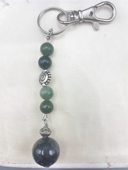 Un portachiavi con perline di agata muschiata verde e una perlina d'argento.