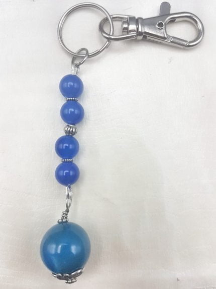 Un portachiavi con agata blu con una catena d'argento.