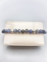 A BRACCIALE DA UOMO SODALITE E ONICE NERA CON CIONDOLO DELL'ACQUARIO con pietre blu e grigie.