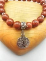 A BRACCIALE DI DIASPRO ROSSO CON ALBERO DELLA VITA con sopra un ciondolo albero della vita.