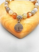 A BRACCIALE DI AGATA BOTSWANA CON CIONDOLO ALBERO DELLA VITA con il fascino di un albero della vita.