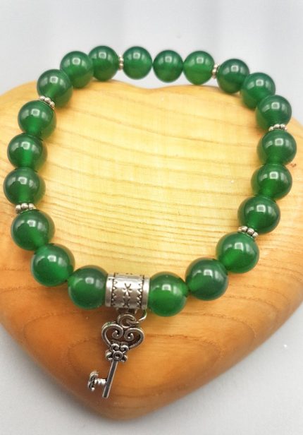 Un bracciale di agata verde da 8 mm con un ciondolo chiave in argento.