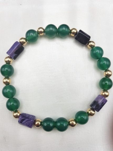 Un braccialetto con perline verde e viola.