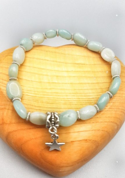 Un braccialetto con un ciondolo a forma di stella e perle di giada verde.