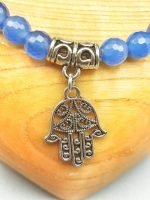Un braccialetto di agata blu da 6 mm con ciondolo mano di Fatima.