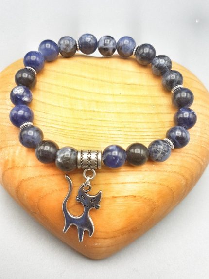 UN BRACCIALE DI SODALITE DA 8 MM CON CIONDOLO GATTO con ciondolo gatto.