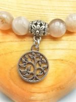 A BRACCIALE DI PIETRA DI LUNA ROSA CON CIONDOLO ALBERO DELLA VITA con il fascino dell'albero della vita.