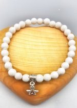 UN BRACCIALE DI AGATA BIANCA DA 6 MM CON CIONDOLO STELLA con charm a stella.