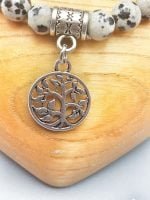 A BRACCIALE DI DIASPRO DALMATA CON CIONDOLO ALBERO VITA con charm albero della vita in argento.