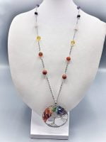 Una collana con sopra COLLANA ALBERO DELLA VITA SETTE CHAKRA.