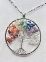 A COLLANA ALBERO DELLA VITA SETTE CHAKRA collana con pietre di diverso colore.