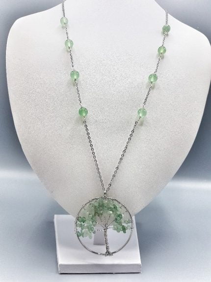 A COLLANA ALBERO DELLA VITA AVVENTURINA VERDE su manichino.