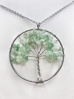 A COLLANA ALBERO DELLA VITA AVVENTURINA VERDE con cristalli verdi su catena in argento.