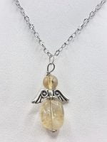 Una collana con un CIONDOLO ANGIOLETTO DI QUARZO CITRINO.