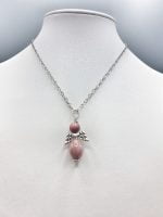 Collana CIONDOLO ANGIOLETTO DI RODONITE con perlina rosa su catena in argento.