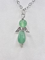 Un CIONDOLO ANGIOLETTO DI AVVENTURINA VERDE su una catena d'argento.