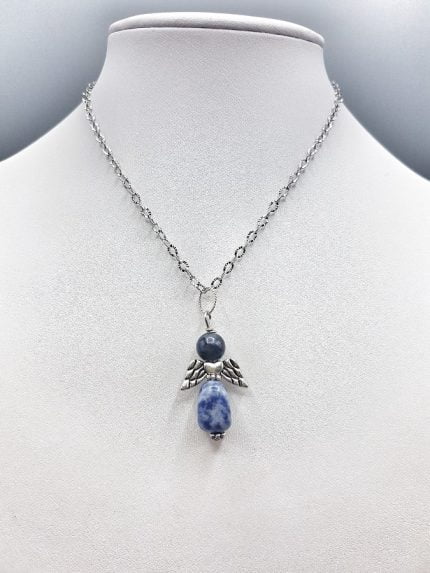 Un Ciondolo Angioletto di Sodalite con un Angioletto e una pietra Sodalite.