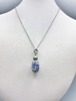Una collana con un CIONDOLO DI SODALITE BARILOTTO.