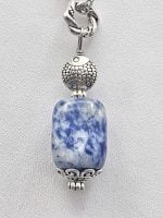 Una collana con un CIONDOLO DI SODALITE BARILOTTO.