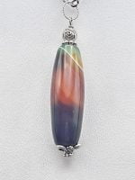 Un CIONDOLO DI AGATA STRIATA MULTICOLOR su una catena d'argento.