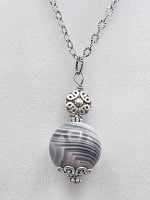 Collana in argento con pendente Ciondolo di Agata Botswana Sferico.