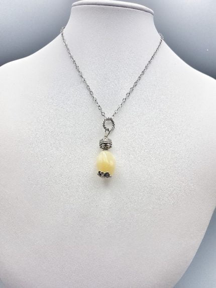 Il CIONDOLO DI CALCITE GIALLA su una catena d'argento.