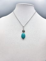 Una collana con un CIONDOLO DI TURCHESE e argento.