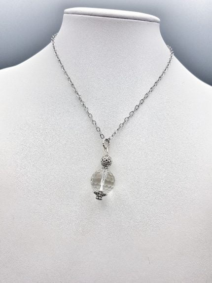Un manichino mostra una collana con pendente CIONDOLO DI CRISTALLO DI ROCCA SFERA.