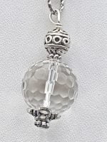 Un ciondolo di cristallo di rocca sfera d'argento trasparente.