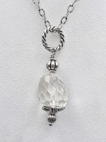 Un COLLANA ARGENTO con un CIONDOLO DI CRISTALLO DI ROCCA SASSO.