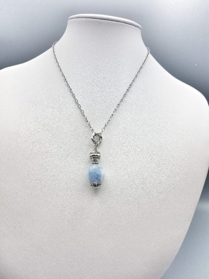 Una collana con pendente in giada blu su manichino CIONDOLO DI CALCEDONIO BARILOTTO.