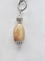 Una collana in pietra beige impreziosita da un ciondolo CIONDOLO DI QUARZO RUTILATO.