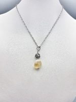 Una collana con un CIONDOLO DI QUARZO CITRINO SASSO e una catena in argento.