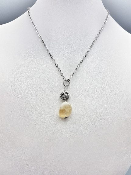 Una collana con un CIONDOLO DI QUARZO CITRINO SASSO e una catena in argento.
