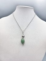 Un CIONDOLO DI AVVENTURINA VERDE.